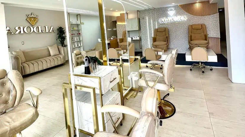Salón de ALDORA en la Calle 127, Bogotá: tocadores con espejos dorados, sillas de lavado y zona de espera